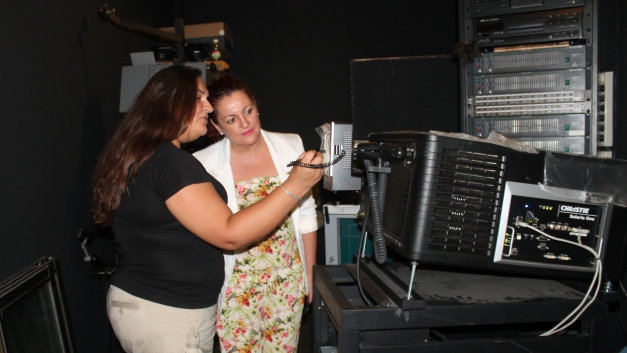 Nuria Rodríguez explica a María Eugenia Rufino el funcionamiento del nuevo proyector digital.